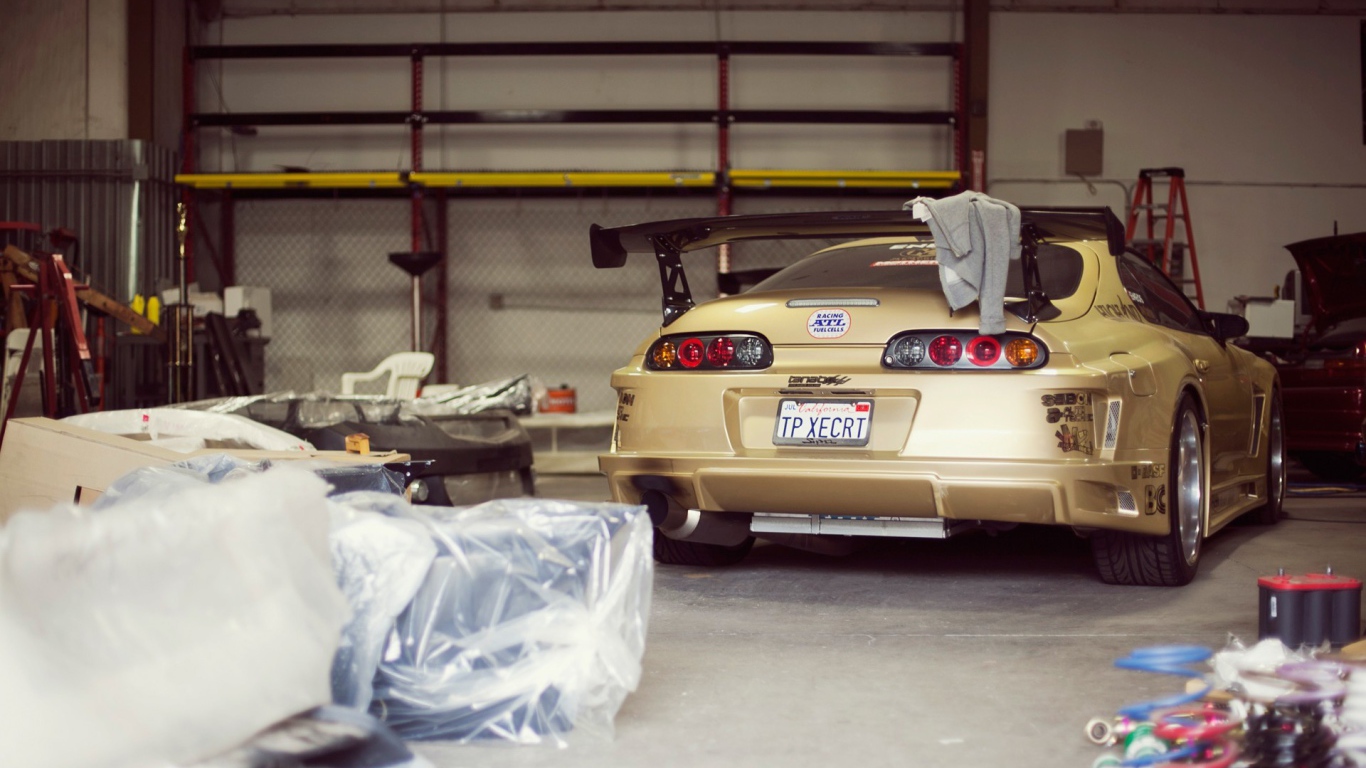 Коричневая Toyota Supra MK4 в гараже