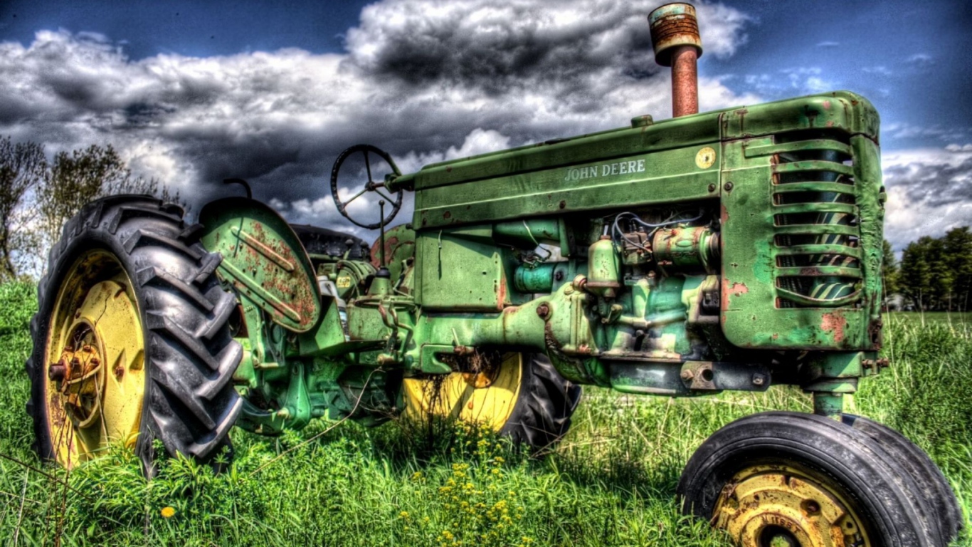 Зеленый трактор в поле