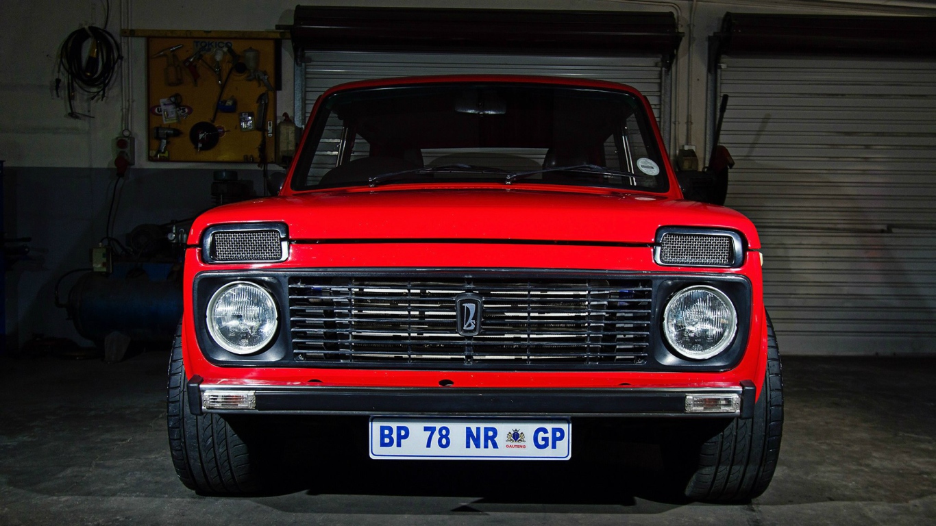 Красная Lada Niva