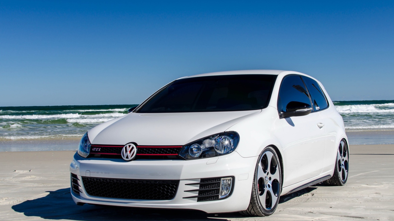 Белый Volkswagen Golf Mk6 GTI на берегу моря