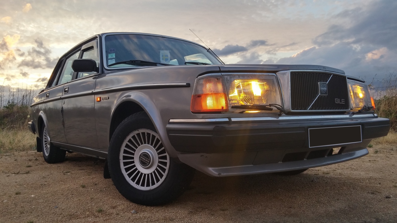Коричневый автомобиль Volvo 240