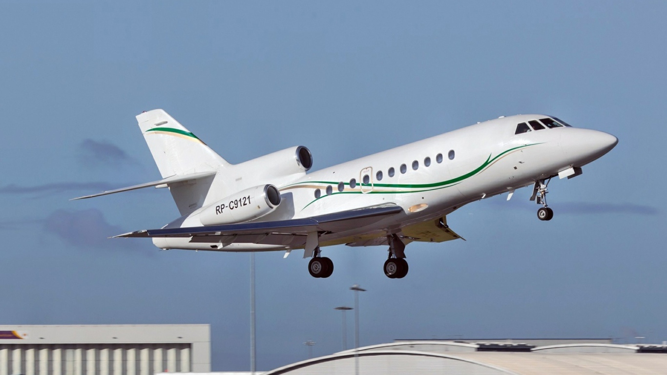Частный самолет с зеленой полосой на борту