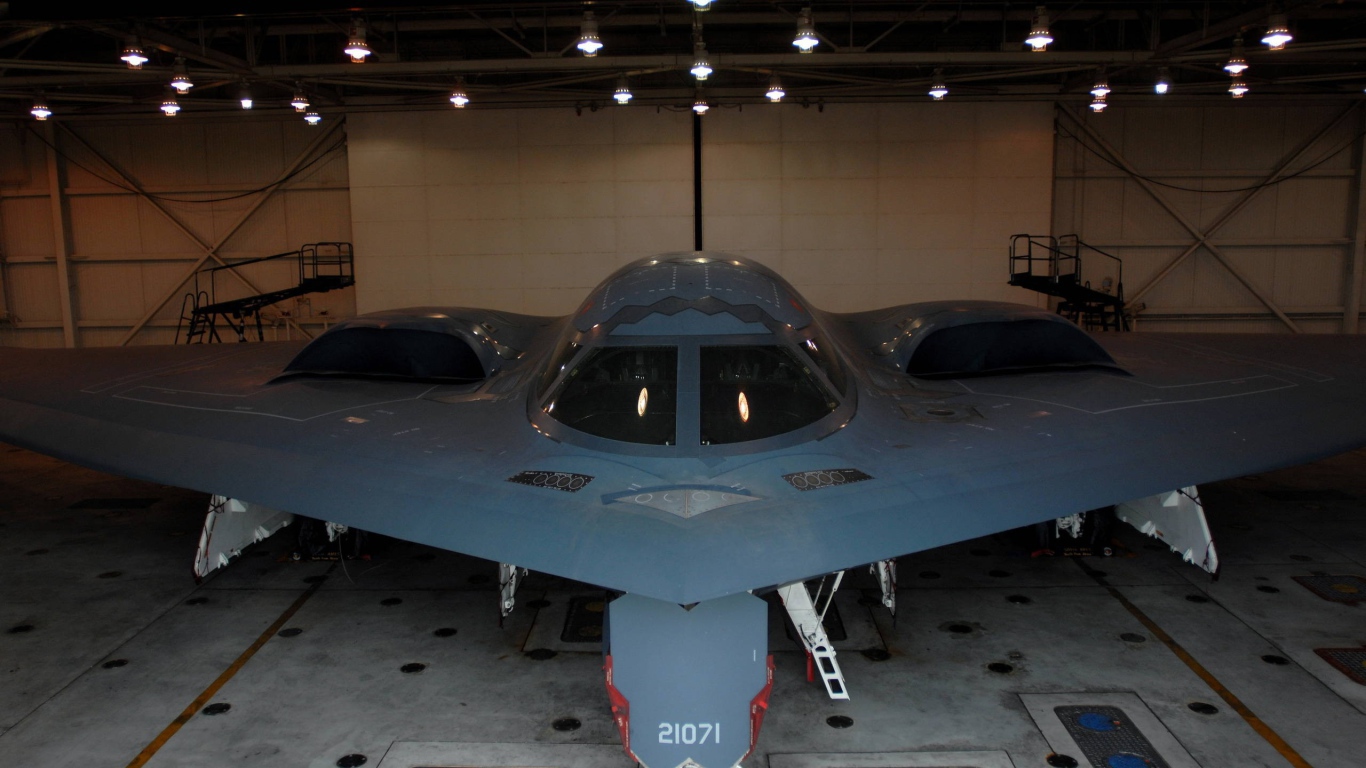 Бомбардировщик B-2 в ангаре