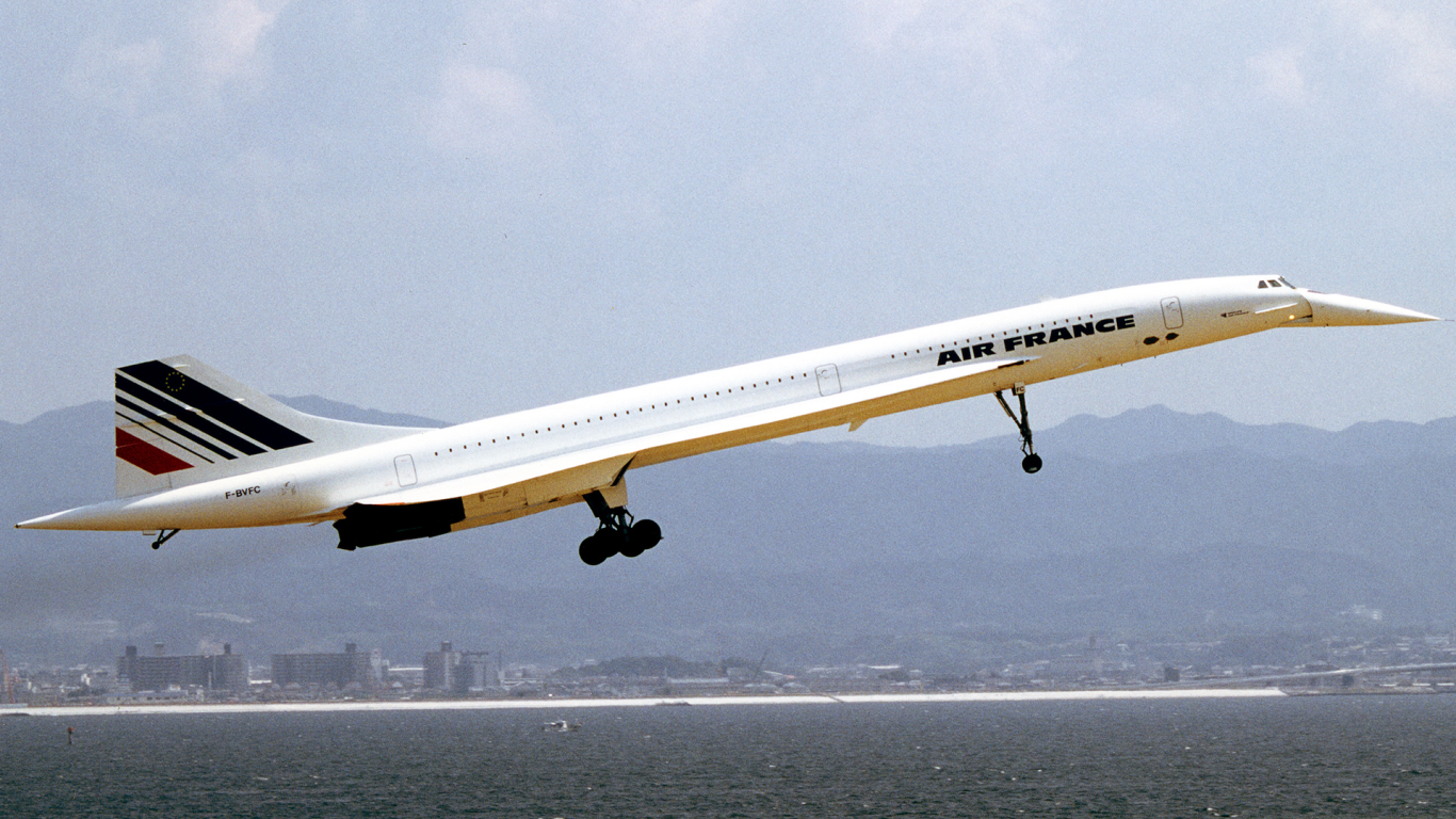 Конкорд над водой залива