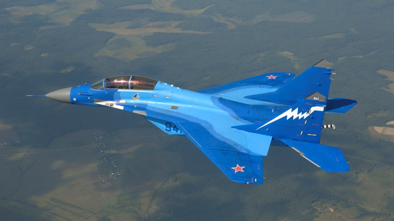 Истребитель МиГ-29К голубого цвета