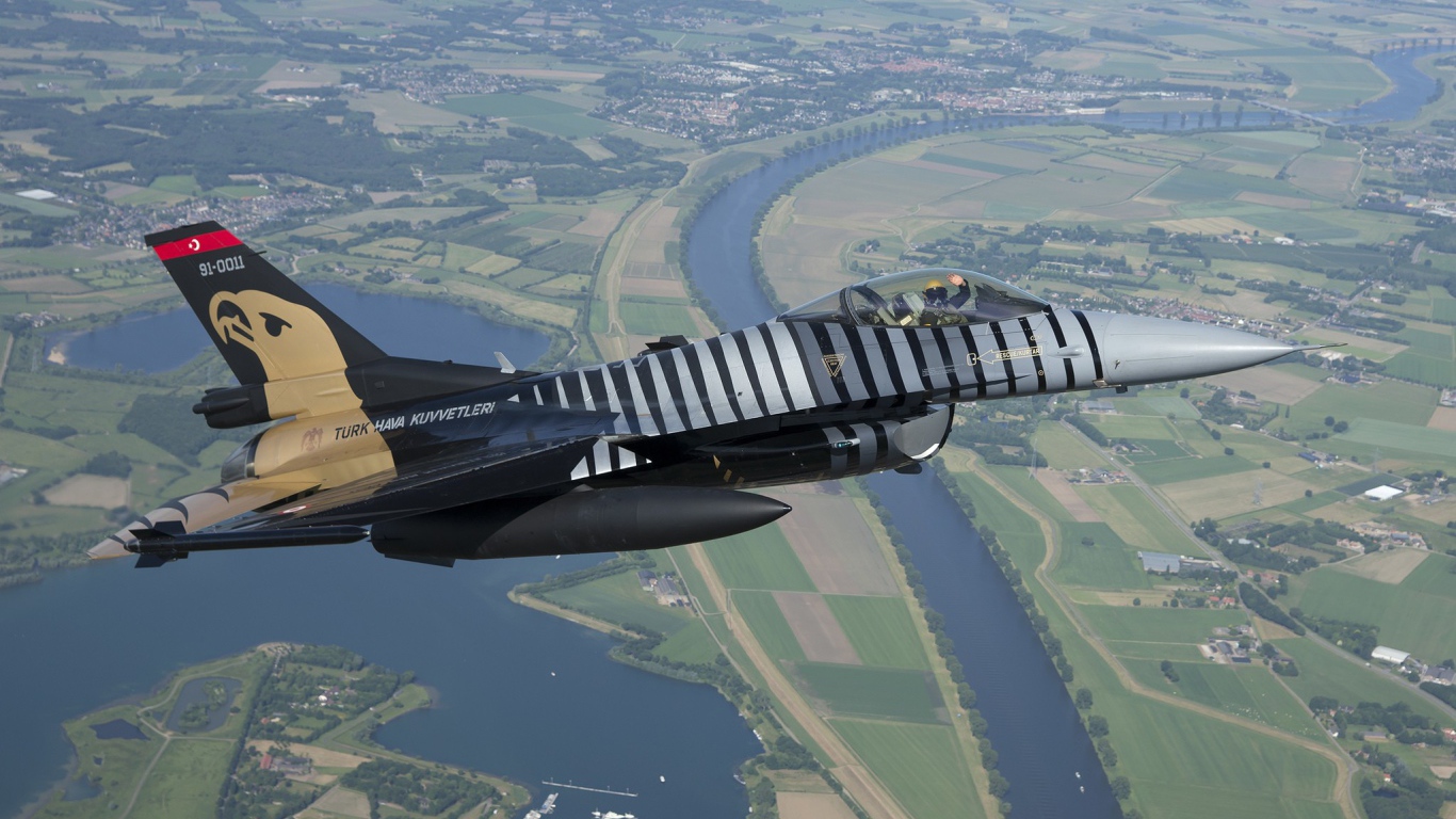 Военный самолет F-16 в небе Турции