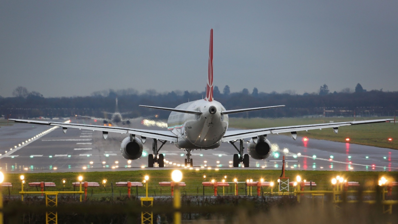 Пассажирский самолет сел в аэропорту