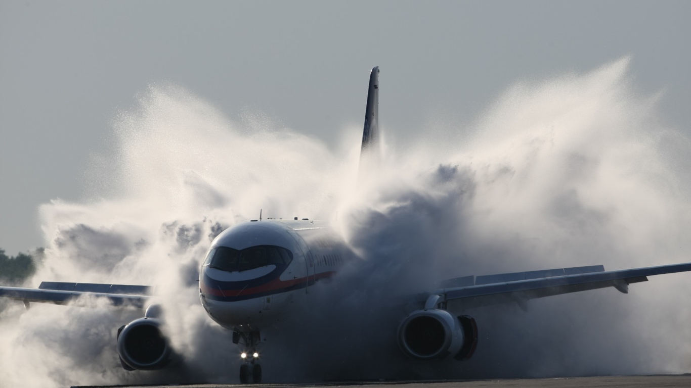 Самолет пролетает облако