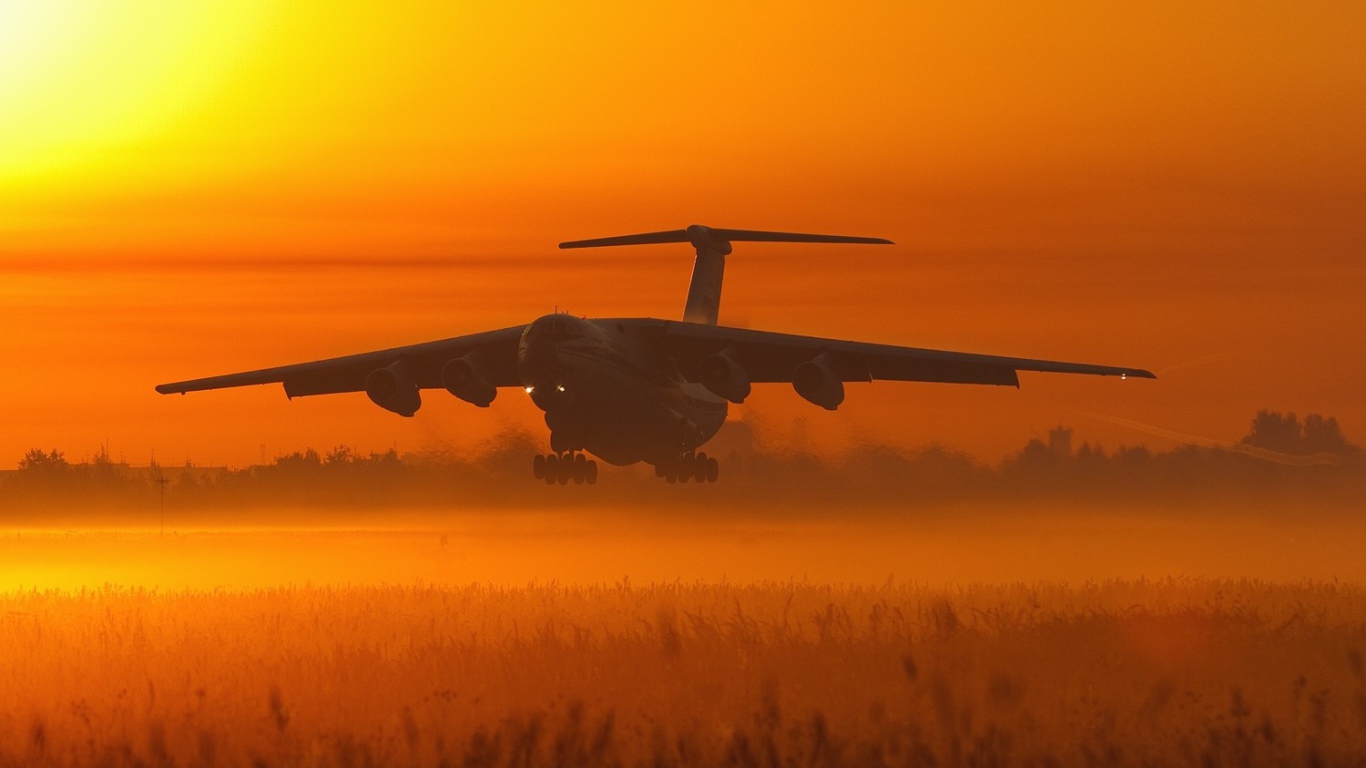 Самолет в оранжевой дымке