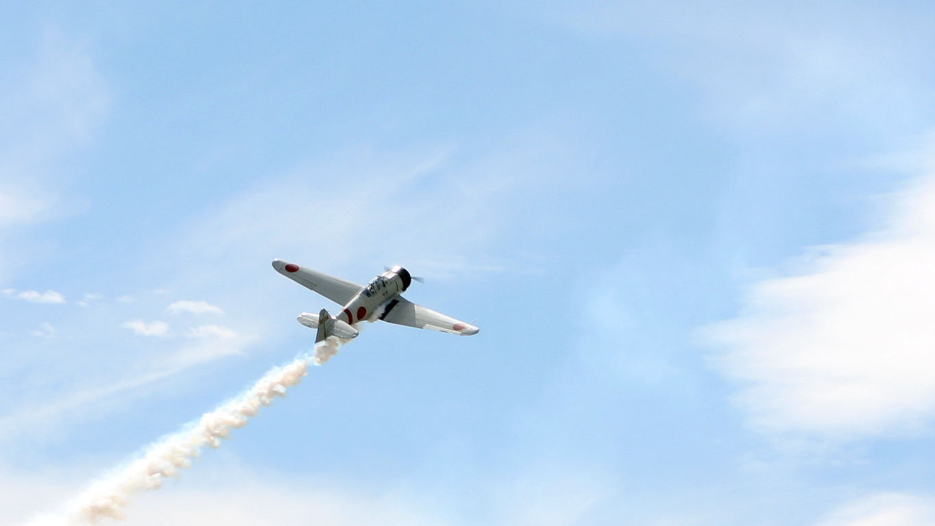 Учебный самолет в небе