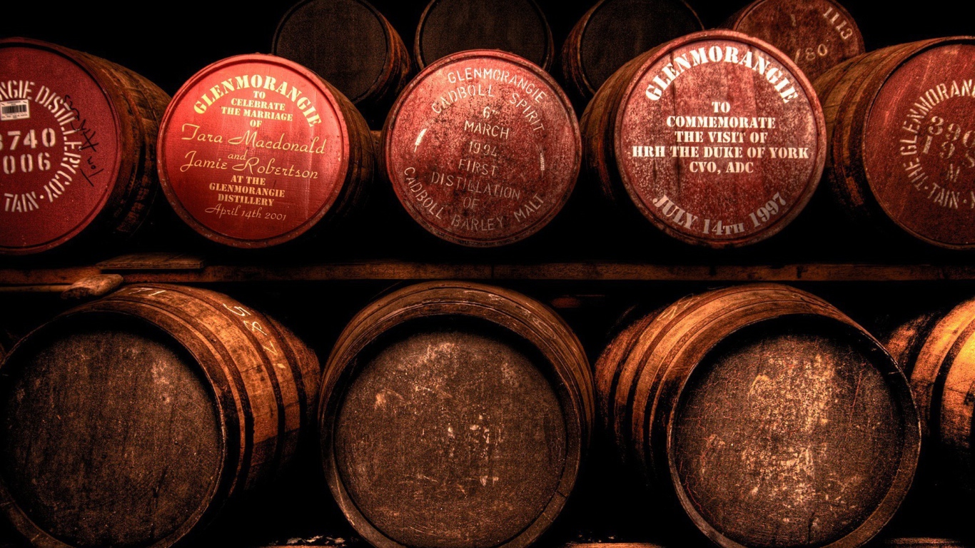 Бочки с шотландским виски на полках