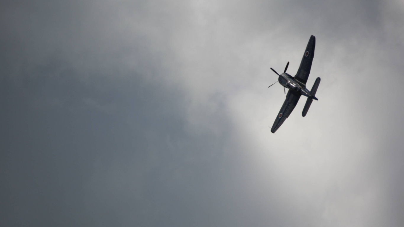 Черный самолет, серый фон