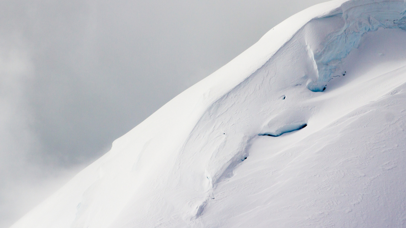 Холодная снежная гора