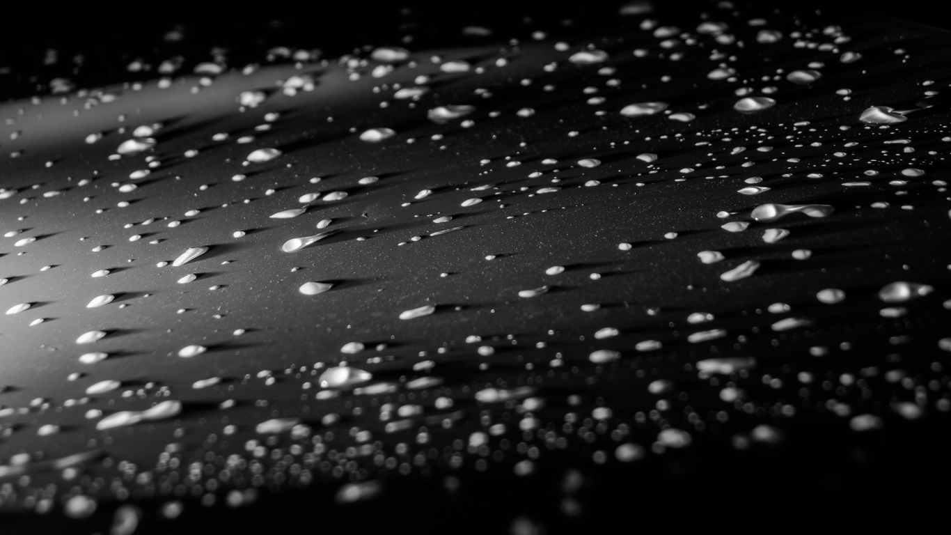 Крошки на черной поверхности