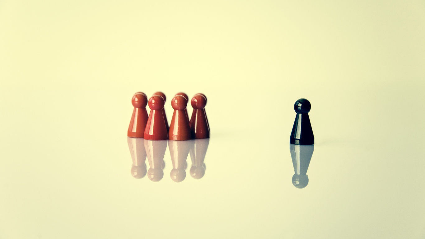 Разные пешки, светлый фон