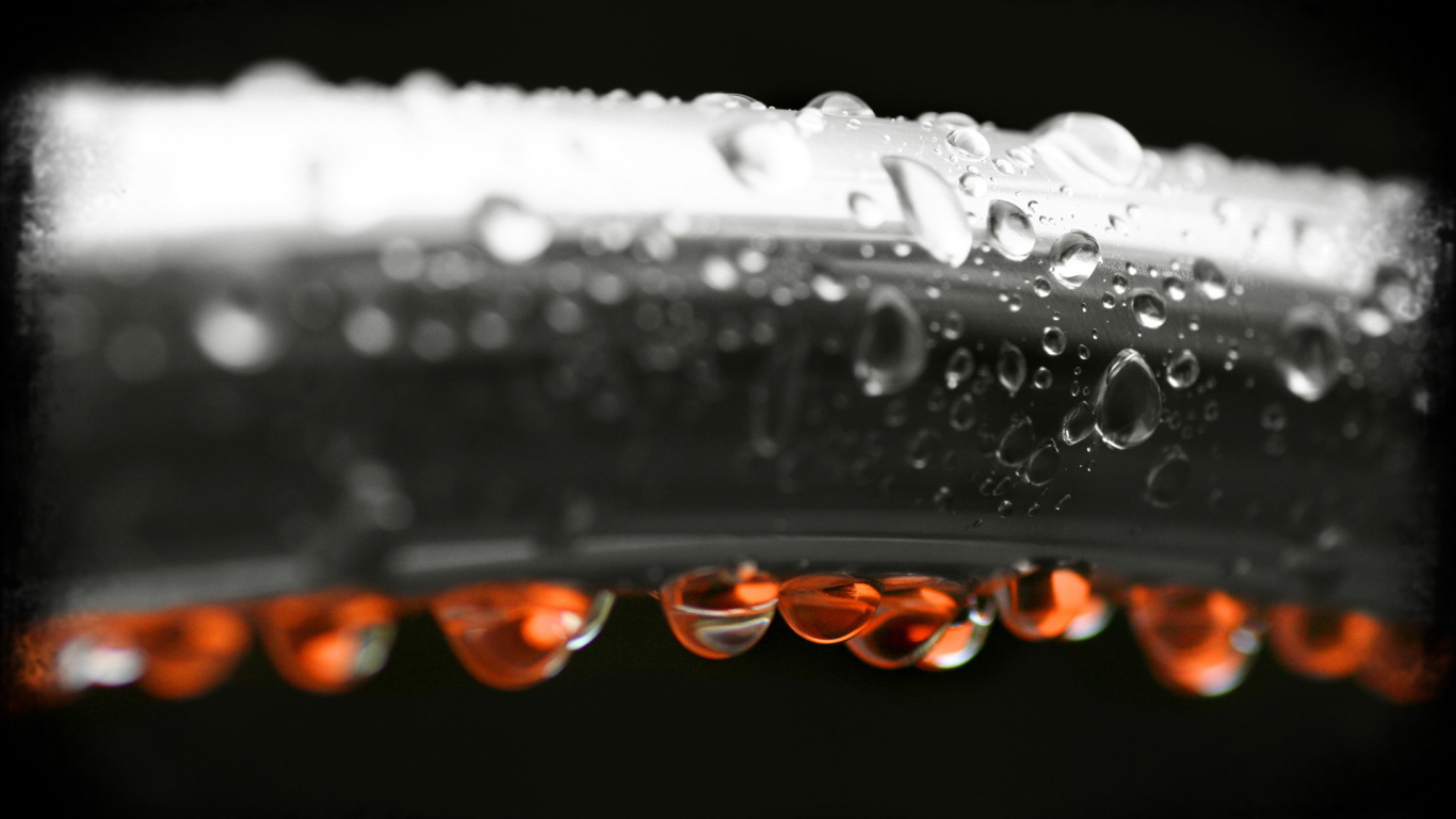 Красные капли на черном фоне