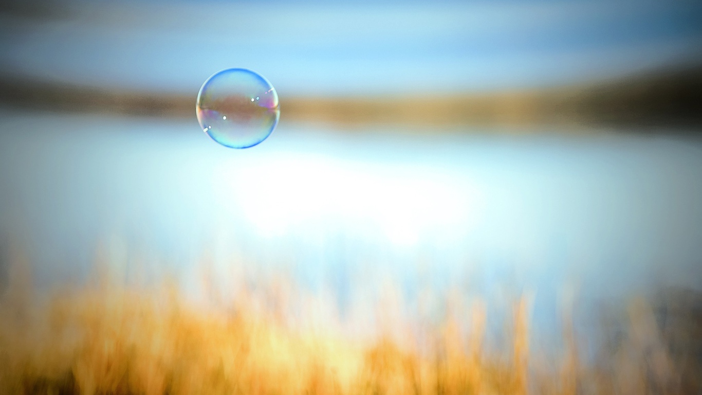 Мыльный пузырь на фоне поля