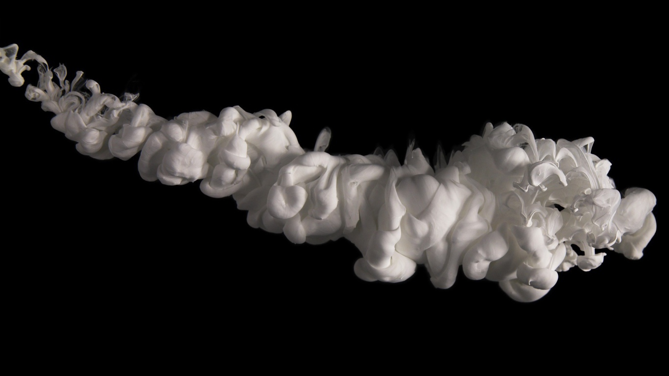 Полоса из белого дыма на черном фоне