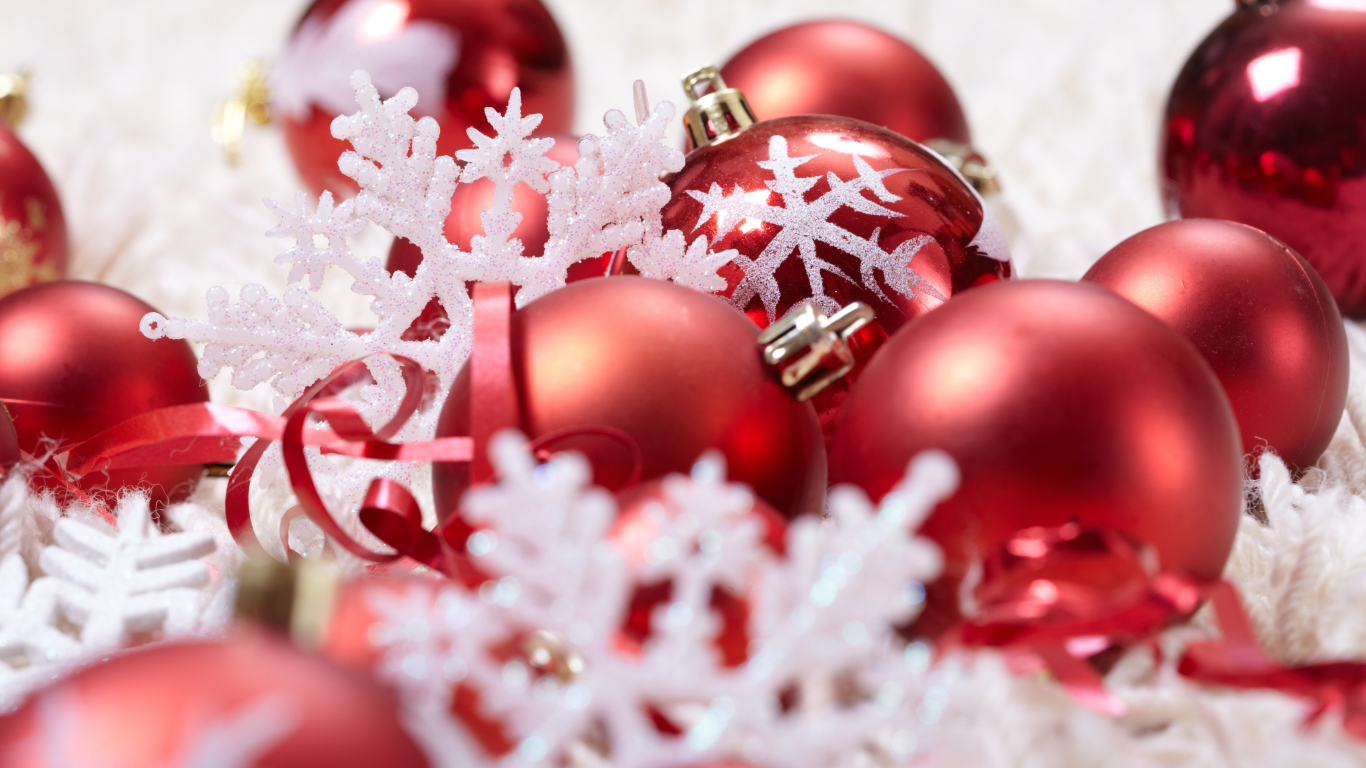 Красные шары и белые снежинки