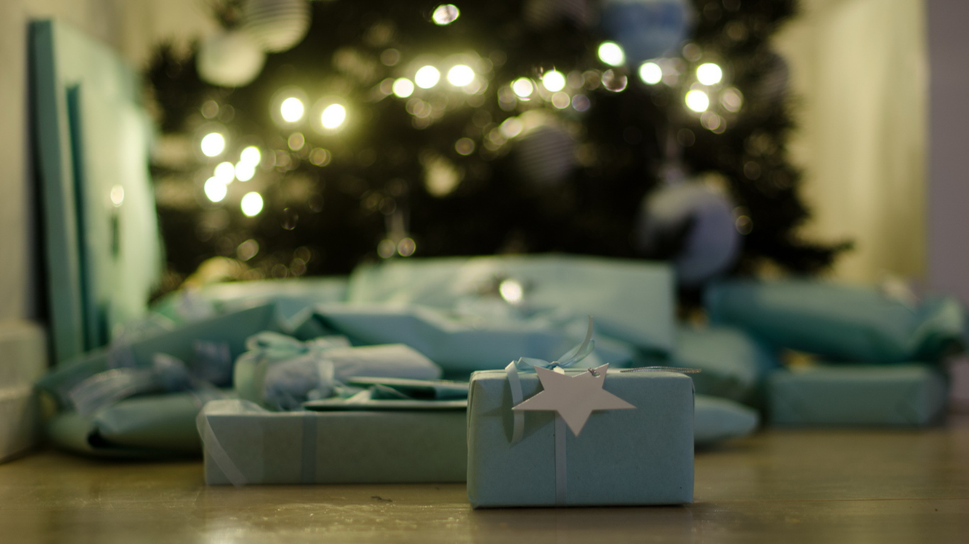 Рождественские подарки на полу