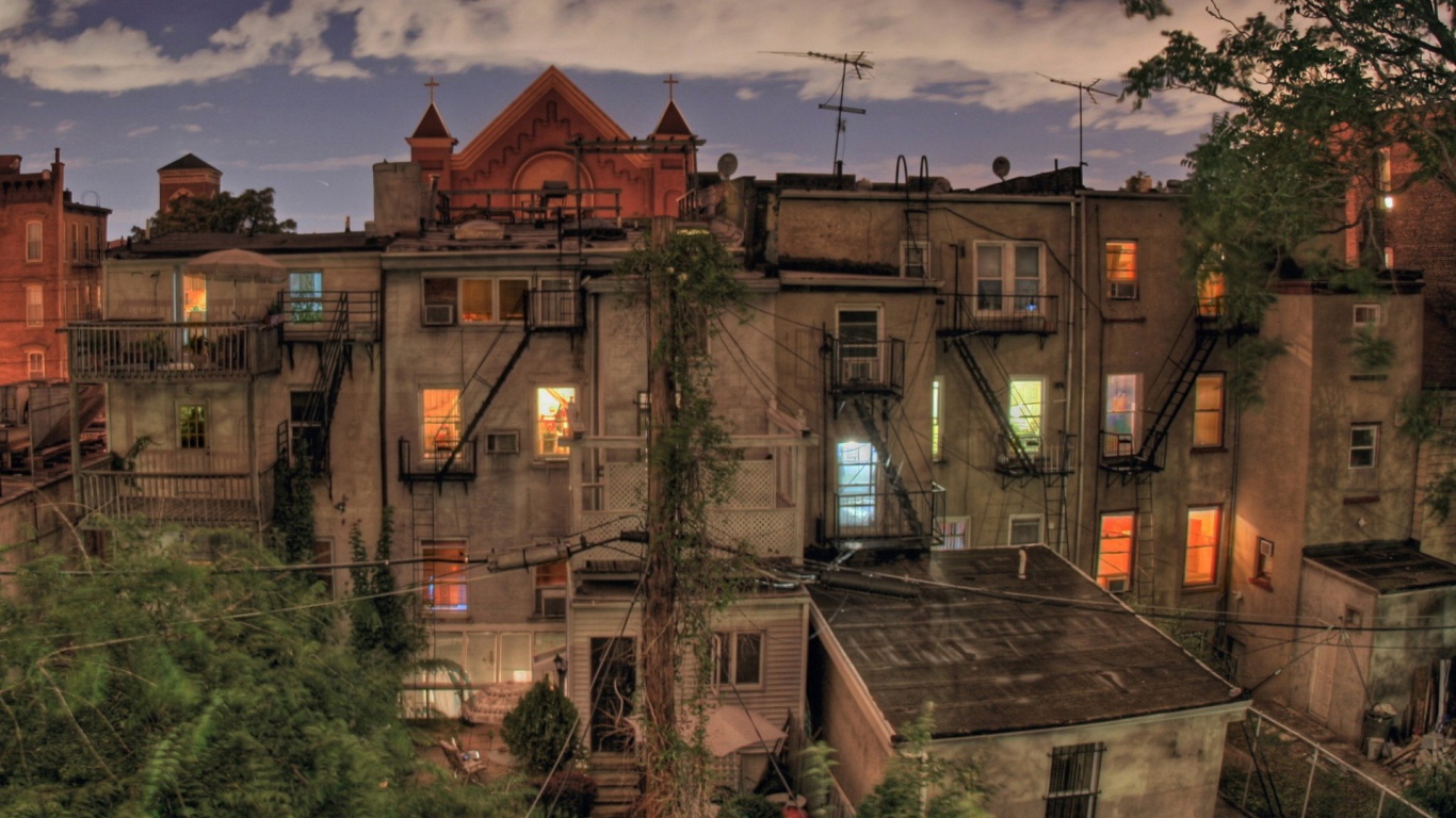 Задний дворик жилого дома