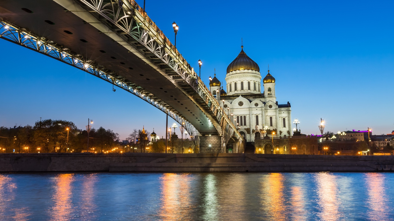 Мост у храма в Москве