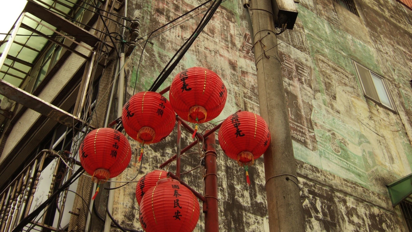 Китайские фонарики на углу улицы