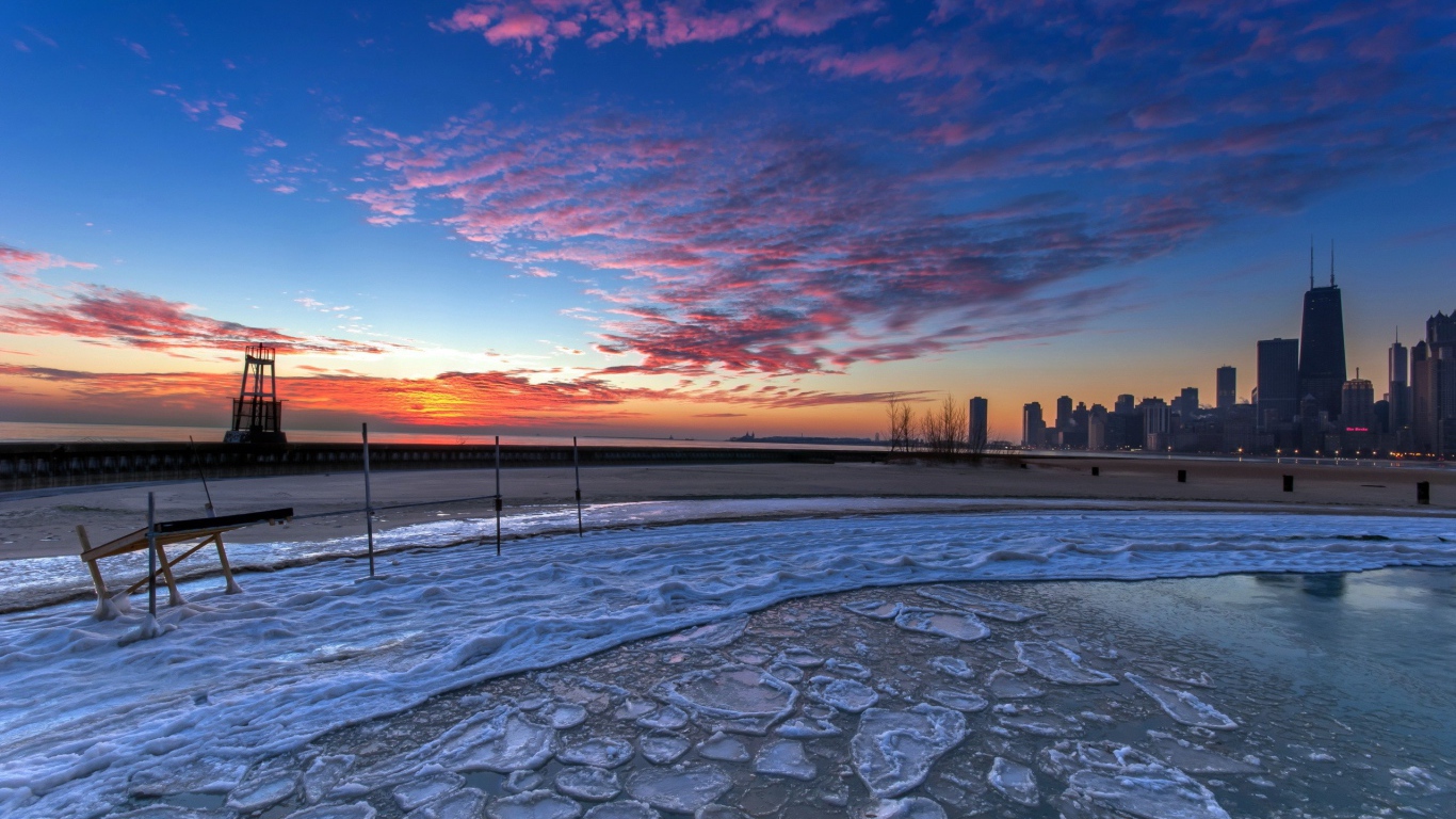 Куски льда на берегу моря в городе