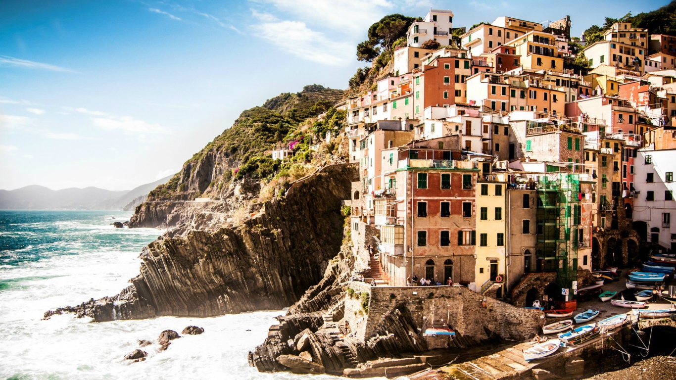 Город на берегу моря Риомаджоре, Италия