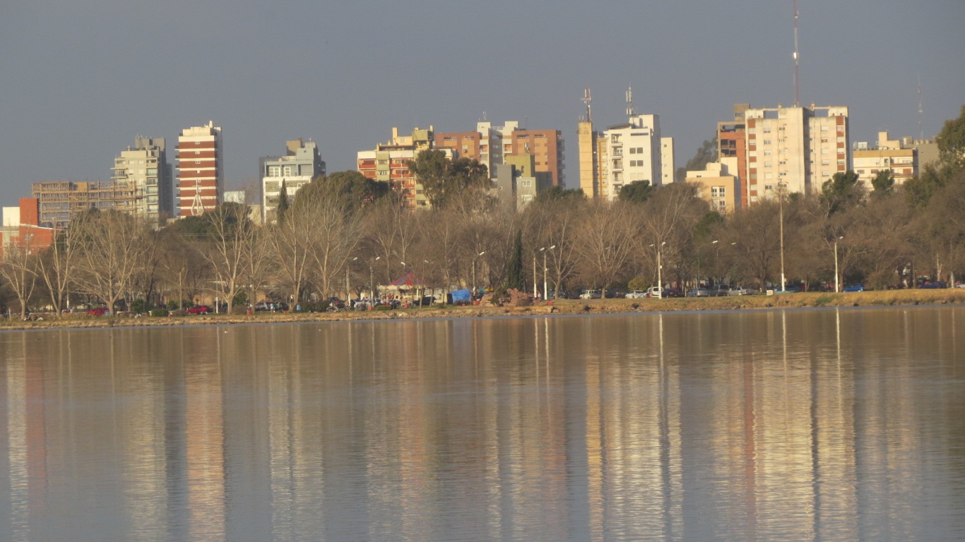 Жилые здания на берегу городского пруда