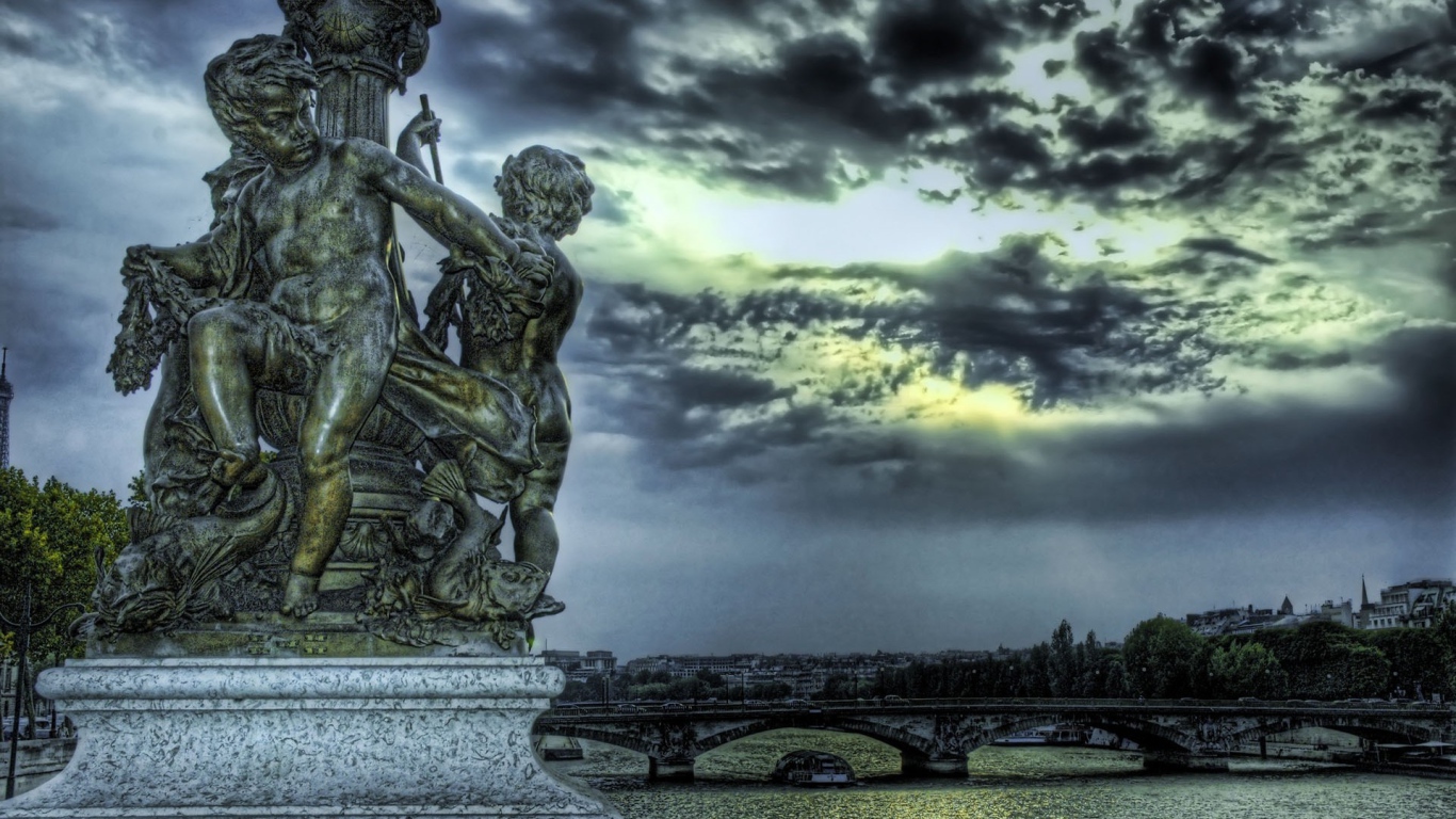 Скульптура на фоне моста, фото HDR