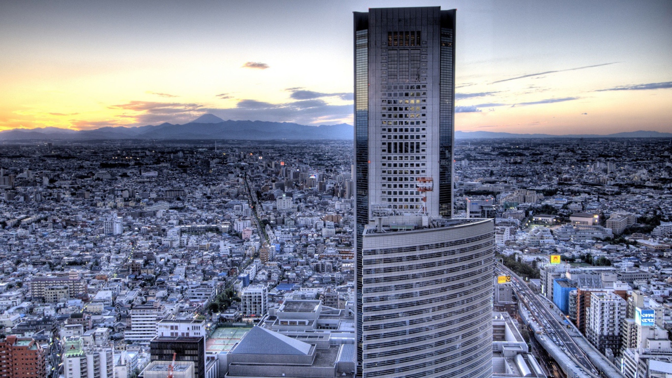 Небоскреб на фоне пригорода, фото HDR