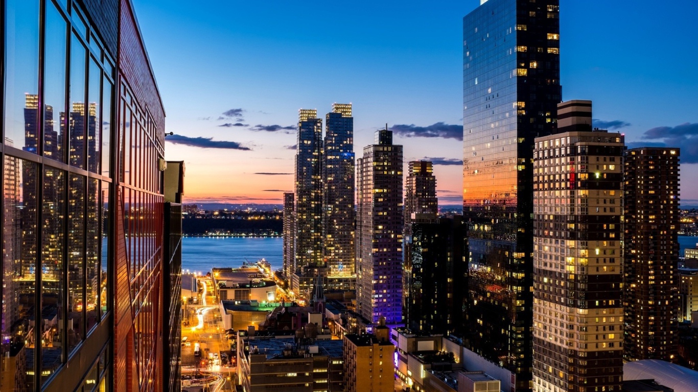 Закат отражается в стеклах небоскребов Нью-Йорка