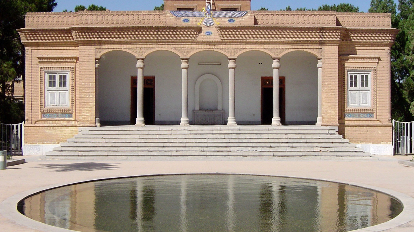 Бассейн во дворе, Иран