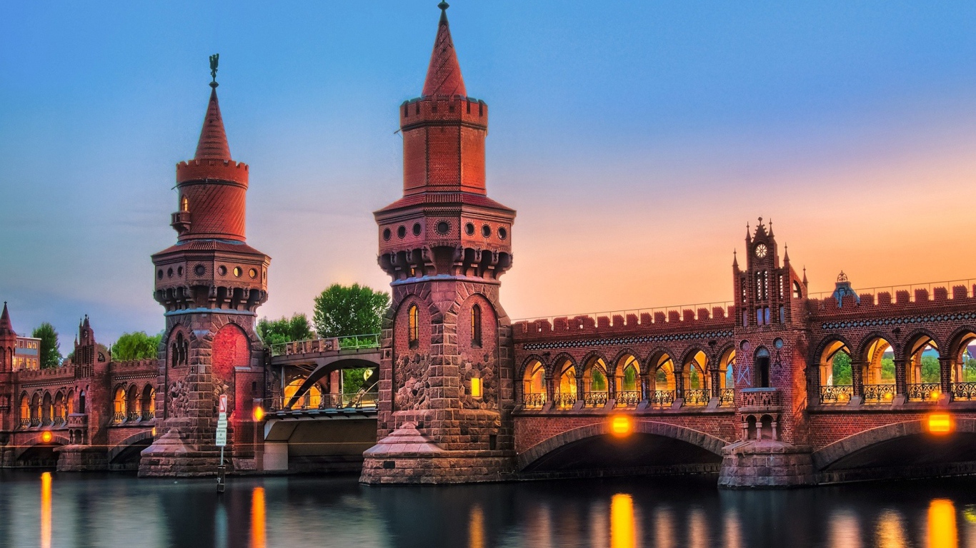 Замок из сказки в парке развлечений