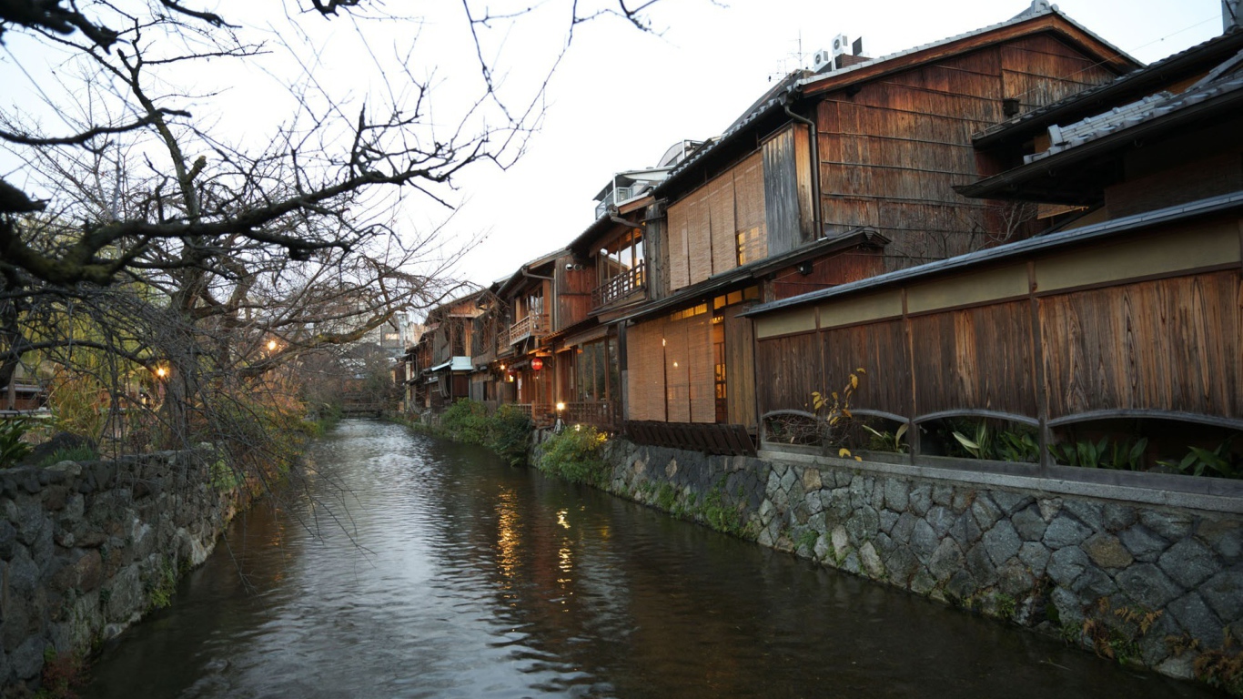 Канал у домов в городе в Азии