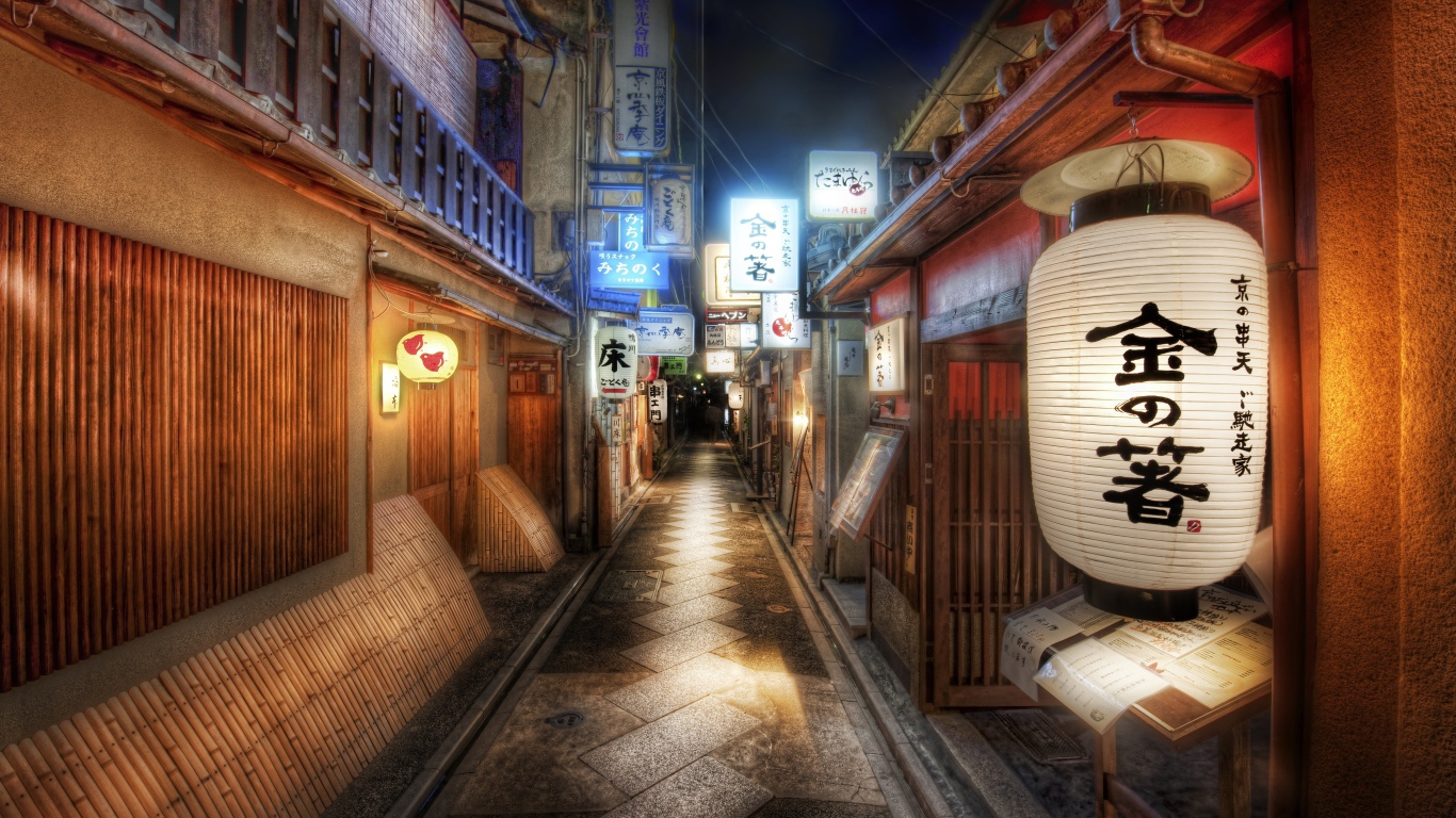 Торговая улица в японском городе ночью