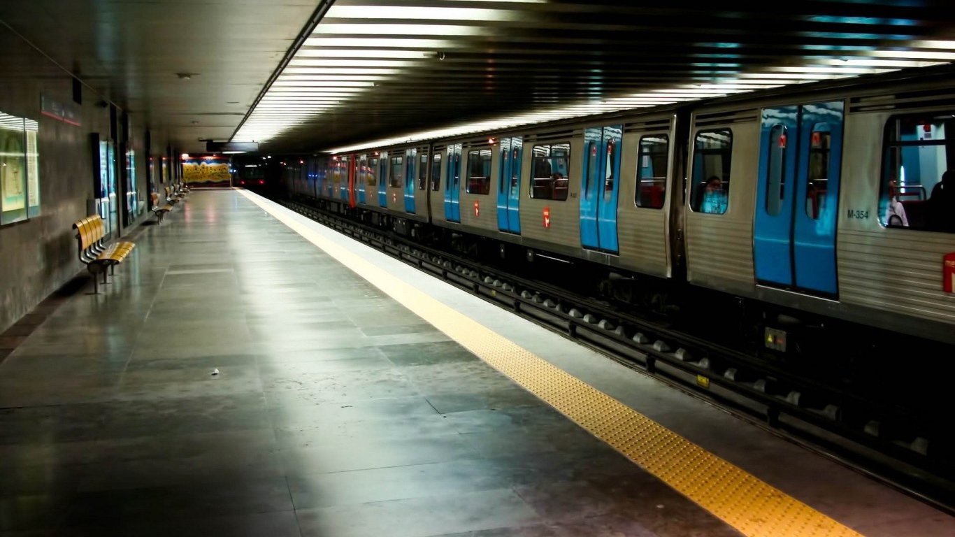 Поезд стоит на станции метро
