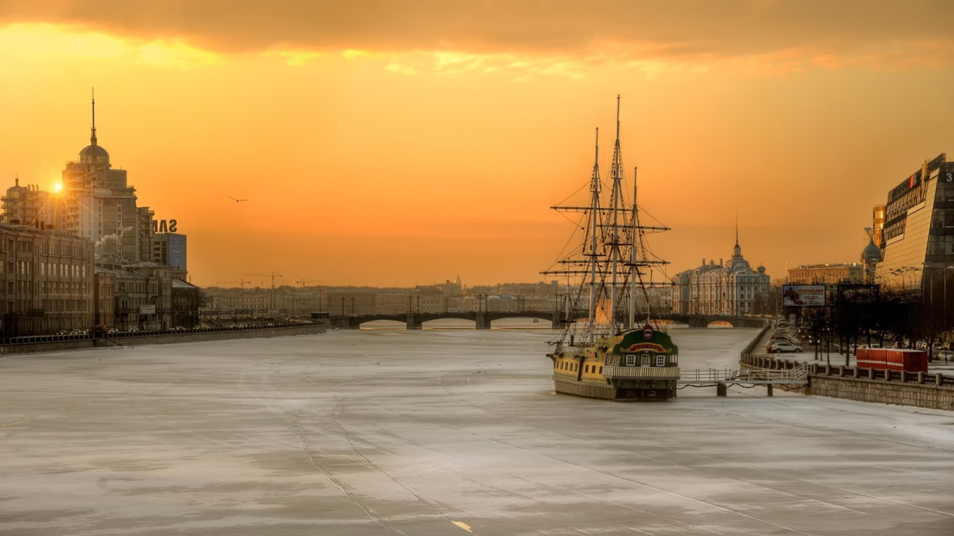 Зимняя река в Санкт Петербурге