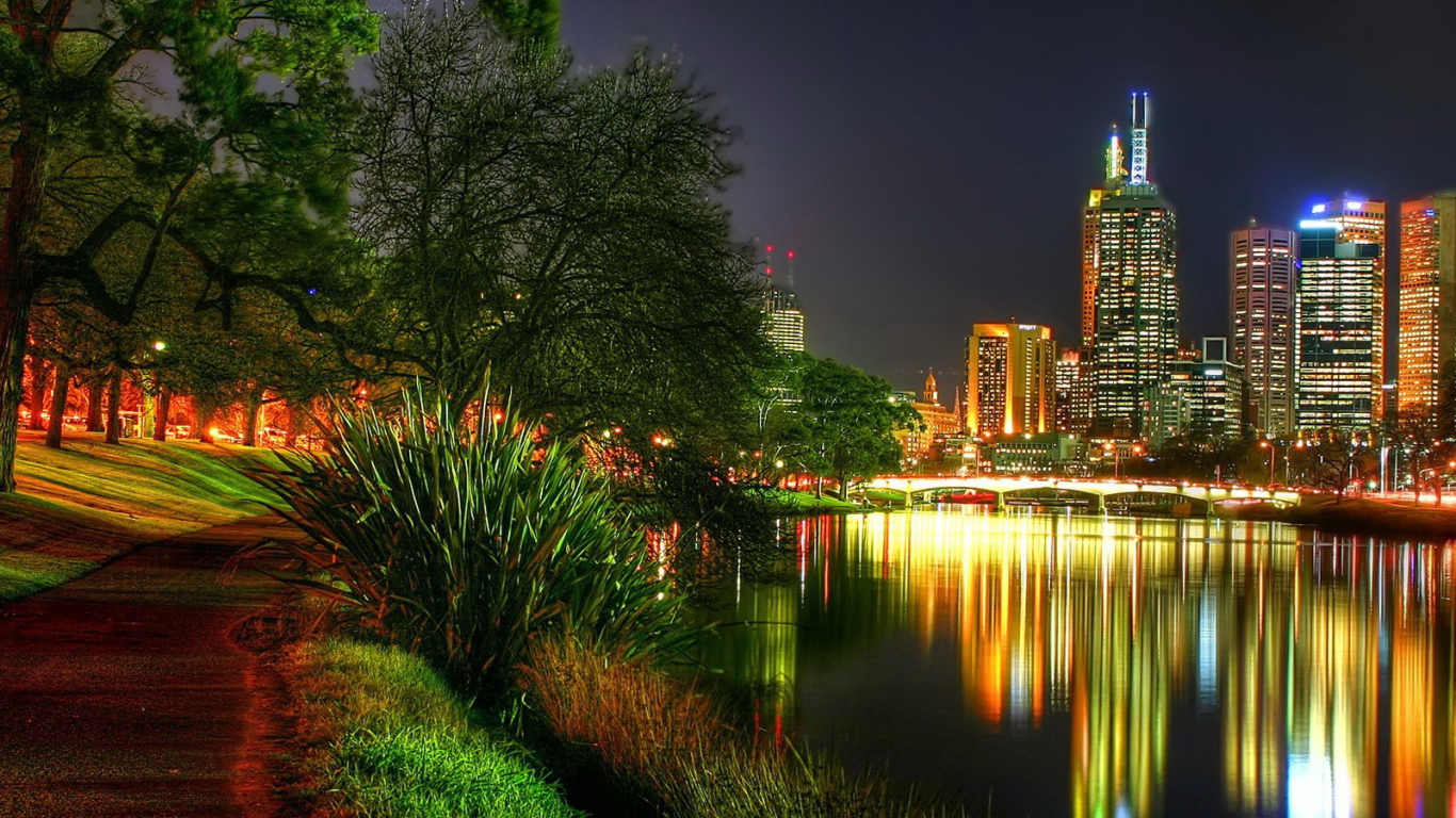 Отражение огней города в реке