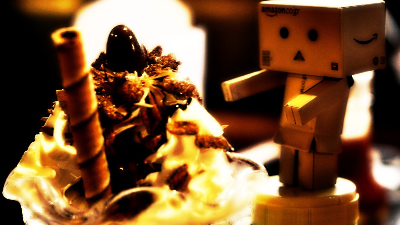 Картонный человечек смотрит на пирожное