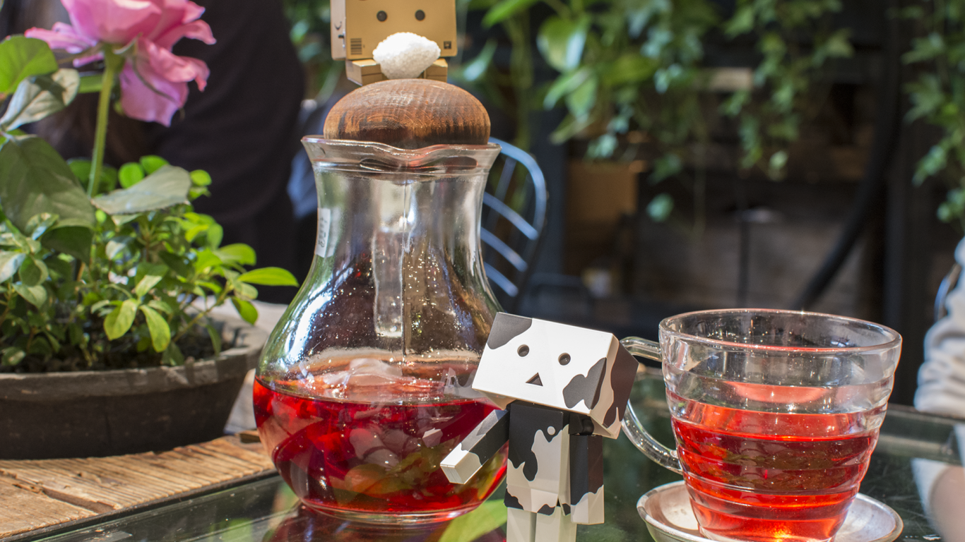 Картонные человечки на столе