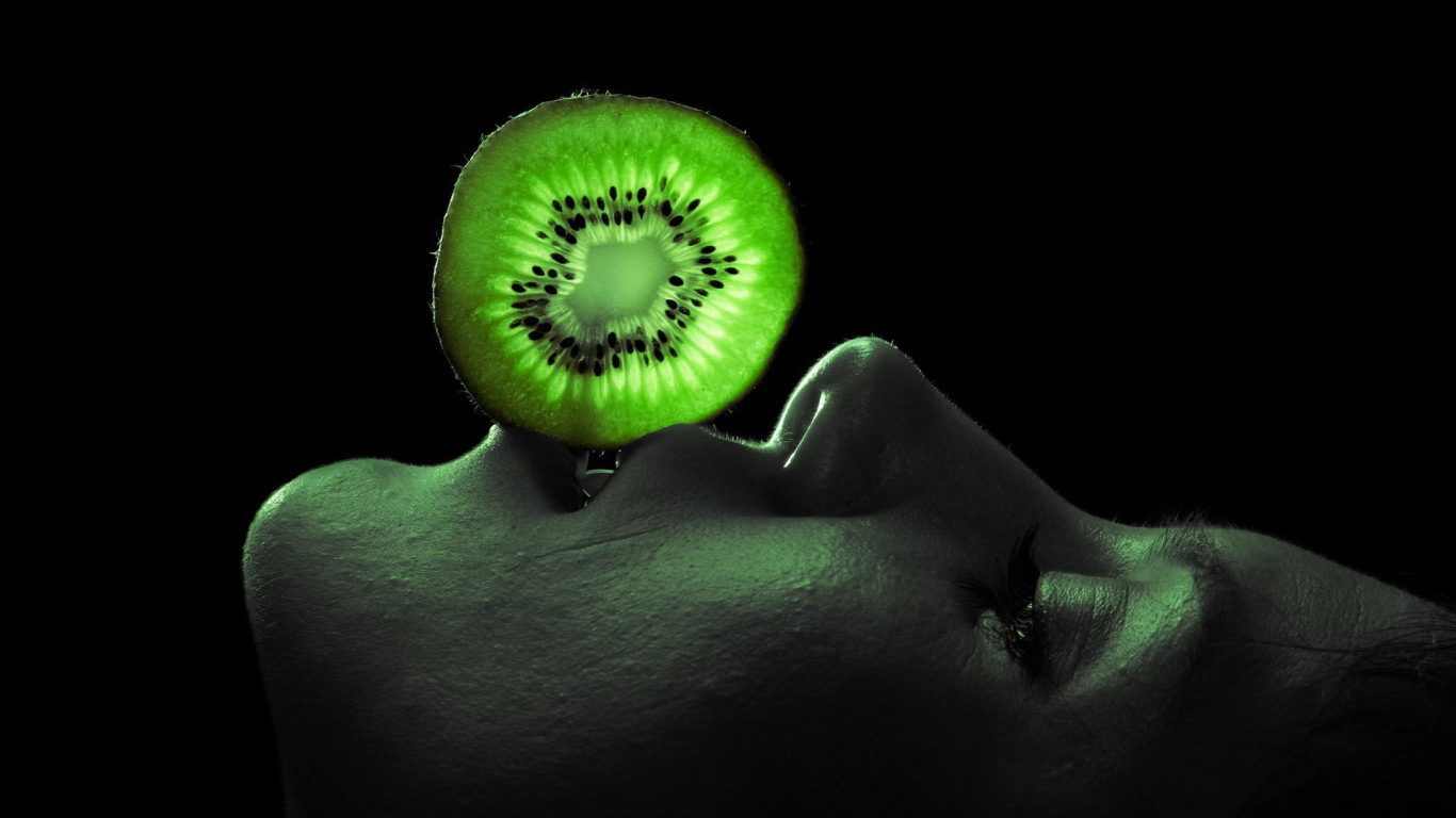 Кружок киви на лице у девушки