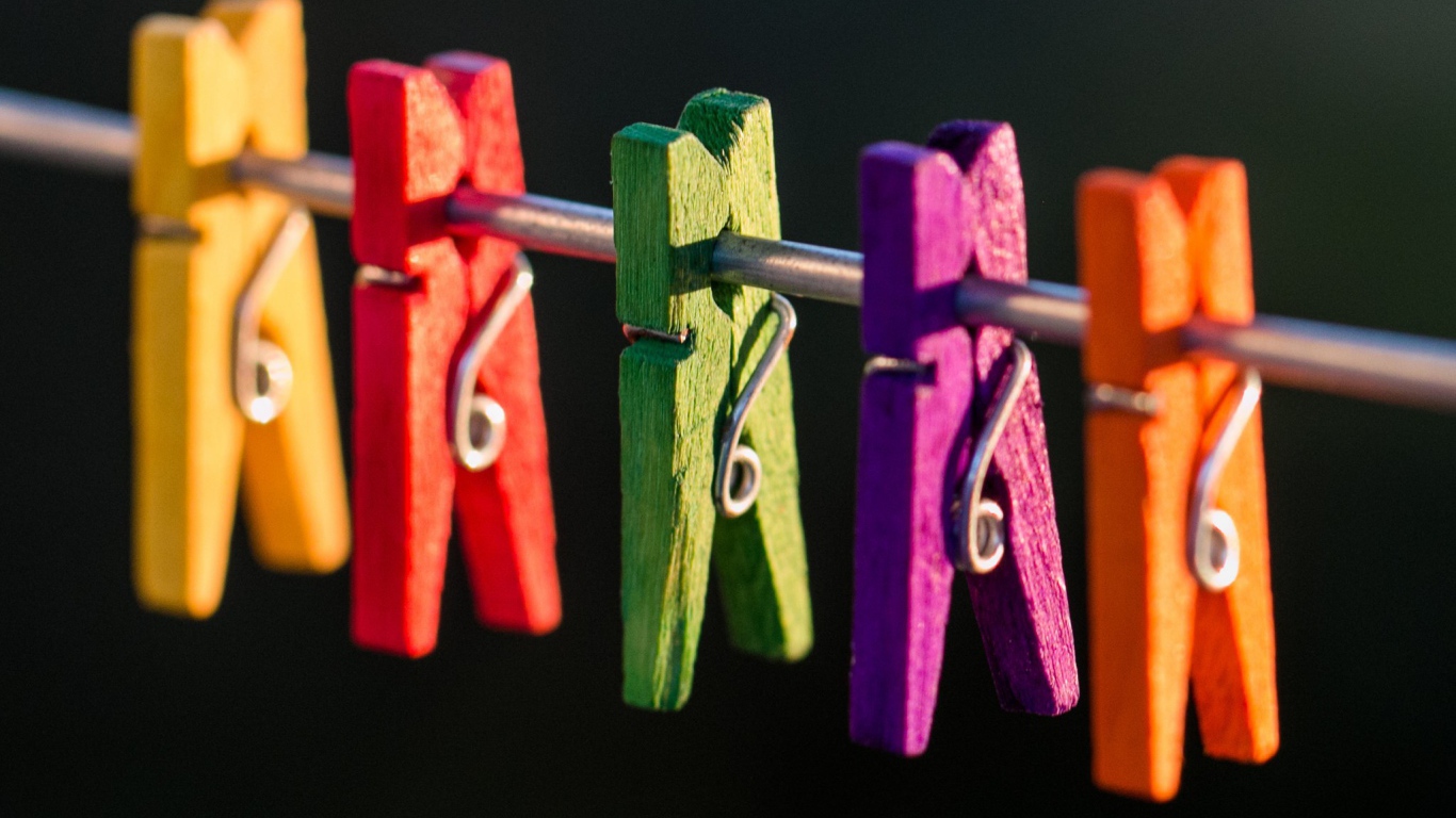 Разноцветные прищепки на проводе