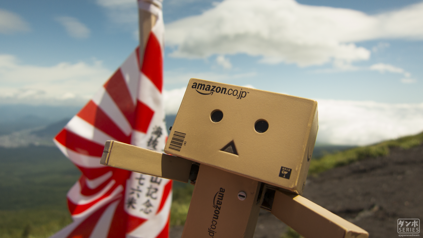 Дандо на фоне японского флага