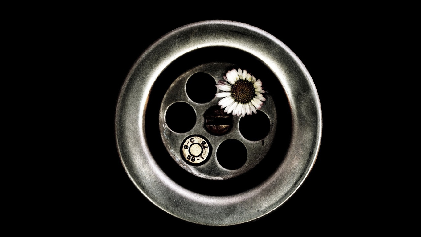 Цветок вместо пули в револьвере