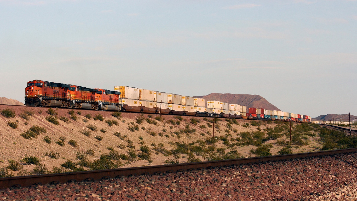 Грузовой поезд перевозит контейнеры