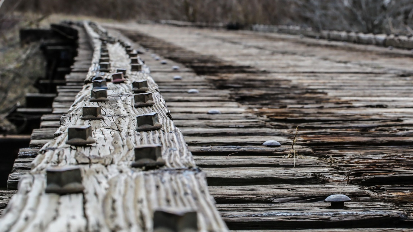 Железные болты креплений деревянного моста