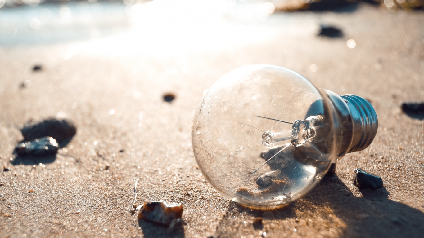 Перегоревшая лампочка на земле