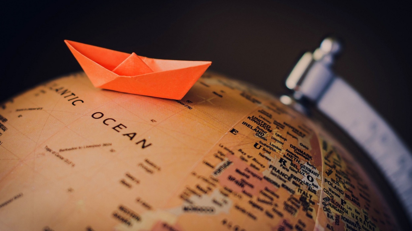 Бумажный кораблик на глобусе